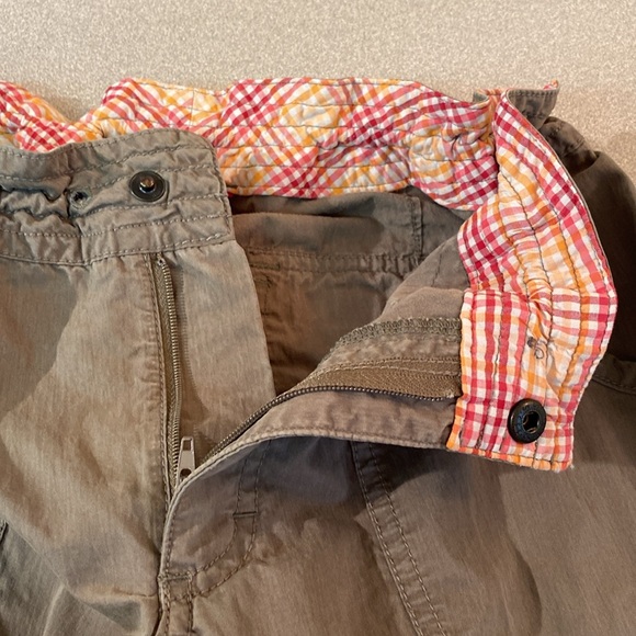 The North Face - active khaki capri pants. Size 8 - Picture 6 of 10